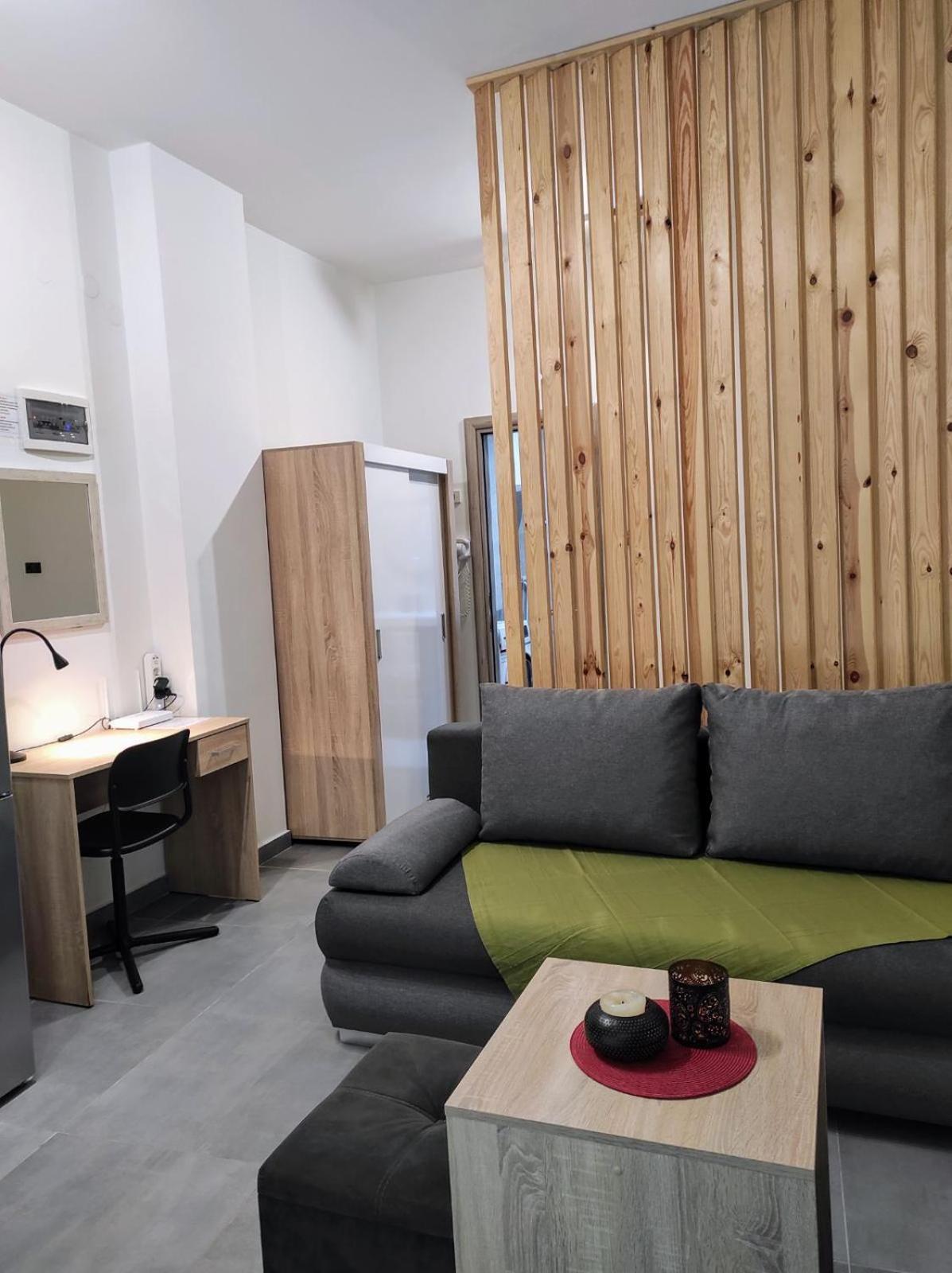 Giannis Studio Thessaloníki Luaran gambar